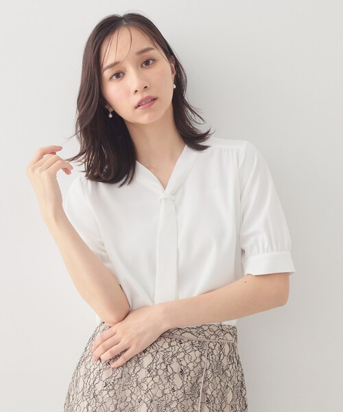 index(インデックス)の「ジョーゼットボウタイブラウス【洗濯機OK】(シャツ/ブラウス・レディース・ベージュ系その他6/ライトブルー/オフホワイト・40/38/36)」の5枚目の写真