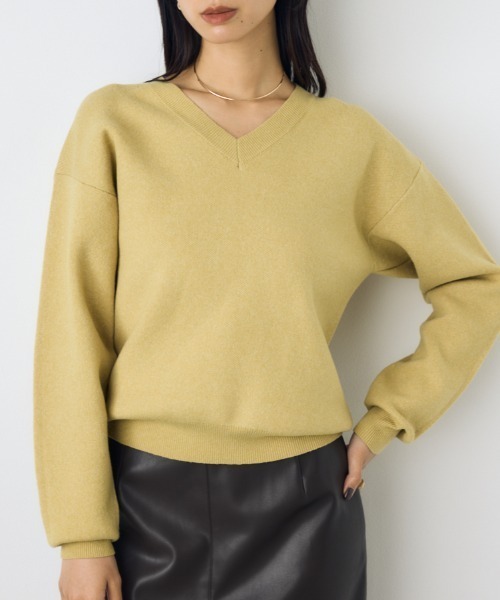 AZUL by moussy(アズールバイマウジー)の「洗濯OK♪【セットアップ対応】大人気シリーズ!【着丈バリエ】格上げVネックニット 秋服 冬服 暖かい 長袖 2サイズ展開 体系カバー お尻が隠れる ウォッシャブルニット(ニット/セーター・レディース・ブラウン/ブラック/杢グレー/ブルー/イエロー/オフホワイト・MEDIUM/SMALL)」の6枚目の写真