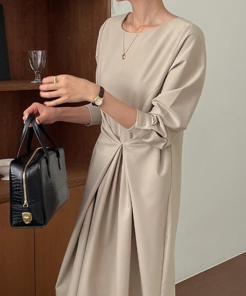 FLINEA(フリネア)の「クルーネックウエスト絞り長袖ワンピース(ワンピース・レディース・ブラック/ベージュ/ブラウン・FREE)」の13枚目の写真