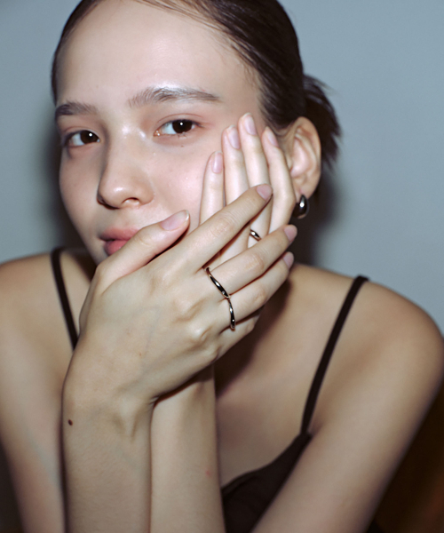 ANNE SEOUL（アン・ソウル）の「WAVY RING（リング・レディース・シルバー/ブラック/ホワイト/ゴールド系その他/シルバー×キュービック/シルバー×ブラックキュービック・FREE）」の7枚目の写真