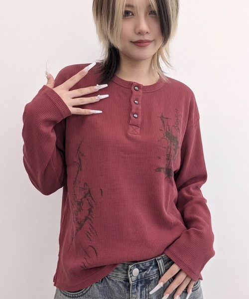 A'GEM9(エージェムナイン)の「A'GEM/9 × .kom 『FREEDEE/フリーディー』GRUNGE GRAPHIC WAFFLE HENLEY L/S TEE / グランジグラフィックワッフルヘンリー長袖Tシャツ(Tシャツ/カットソー・メンズ・チャコールグレー/レッド/アイボリー・MEDIUM)」の3枚目の写真