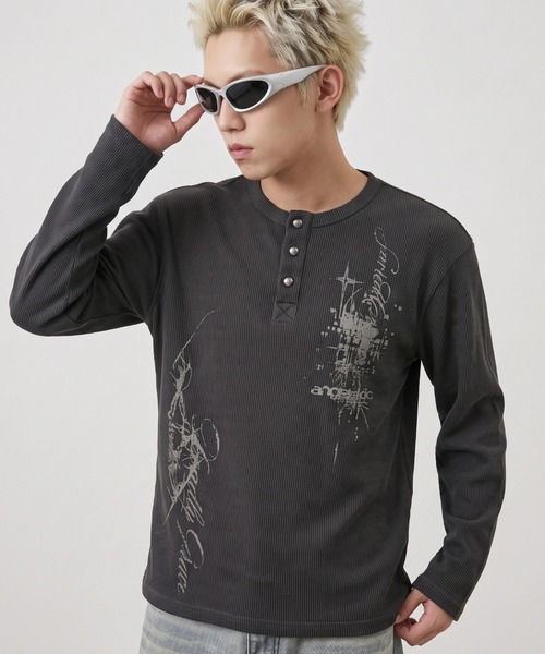 A'GEM9(エージェムナイン)の「A'GEM/9 × .kom 『FREEDEE/フリーディー』GRUNGE GRAPHIC WAFFLE HENLEY L/S TEE / グランジグラフィックワッフルヘンリー長袖Tシャツ(Tシャツ/カットソー・メンズ・チャコールグレー/レッド/アイボリー・MEDIUM)」の2枚目の写真