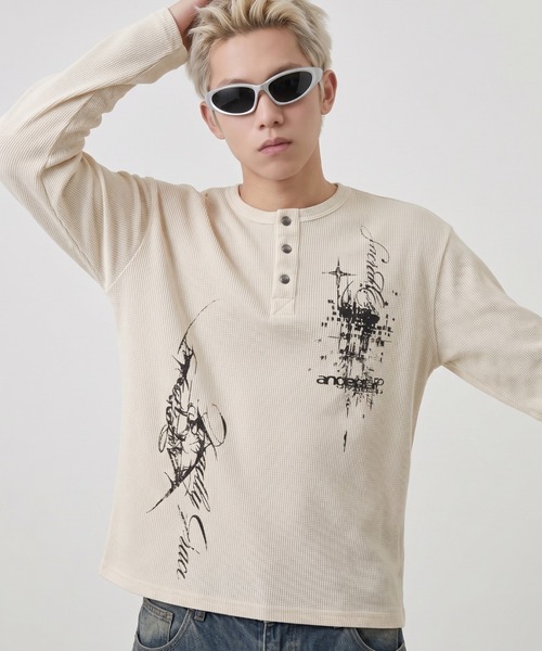 A'GEM9(エージェムナイン)の「A'GEM/9 × .kom 『FREEDEE/フリーディー』GRUNGE GRAPHIC WAFFLE HENLEY L/S TEE / グランジグラフィックワッフルヘンリー長袖Tシャツ(Tシャツ/カットソー・メンズ・チャコールグレー/レッド/アイボリー・MEDIUM)」の1枚目の写真