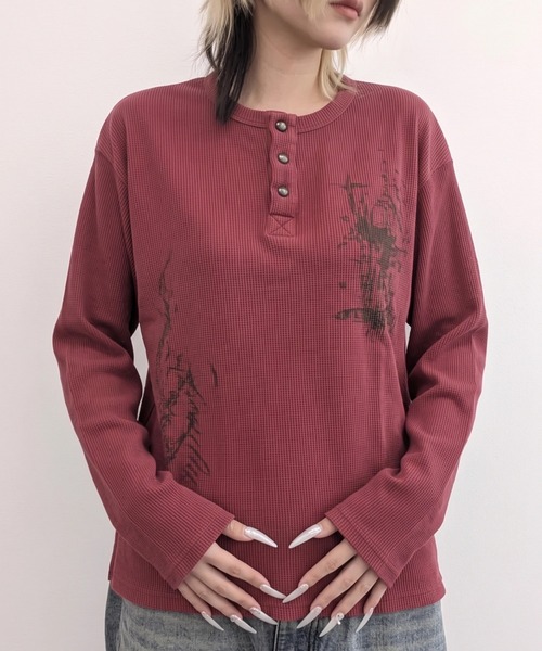 A'GEM9(エージェムナイン)の「A'GEM/9 × .kom 『FREEDEE/フリーディー』GRUNGE GRAPHIC WAFFLE HENLEY L/S TEE / グランジグラフィックワッフルヘンリー長袖Tシャツ(Tシャツ/カットソー・メンズ・チャコールグレー/レッド/アイボリー・MEDIUM)」の7枚目の写真