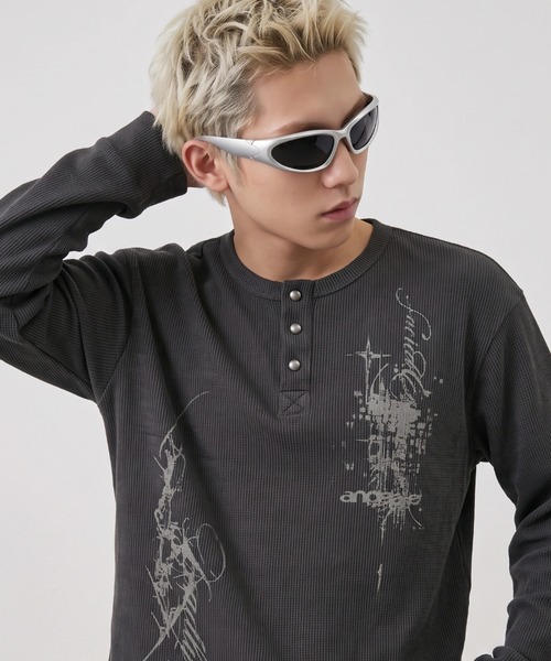 A'GEM9(エージェムナイン)の「A'GEM/9 × .kom 『FREEDEE/フリーディー』GRUNGE GRAPHIC WAFFLE HENLEY L/S TEE / グランジグラフィックワッフルヘンリー長袖Tシャツ(Tシャツ/カットソー・メンズ・チャコールグレー/レッド/アイボリー・MEDIUM)」の5枚目の写真