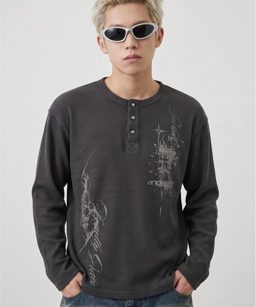 A'GEM9(エージェムナイン)の「A'GEM/9 × .kom 『FREEDEE/フリーディー』GRUNGE GRAPHIC WAFFLE HENLEY L/S TEE / グランジグラフィックワッフルヘンリー長袖Tシャツ(Tシャツ/カットソー・メンズ・チャコールグレー/レッド/アイボリー・MEDIUM)」の4枚目の写真