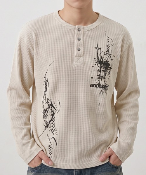 A'GEM9(エージェムナイン)の「A'GEM/9 × .kom 『FREEDEE/フリーディー』GRUNGE GRAPHIC WAFFLE HENLEY L/S TEE / グランジグラフィックワッフルヘンリー長袖Tシャツ(Tシャツ/カットソー・メンズ・チャコールグレー/レッド/アイボリー・MEDIUM)」の6枚目の写真
