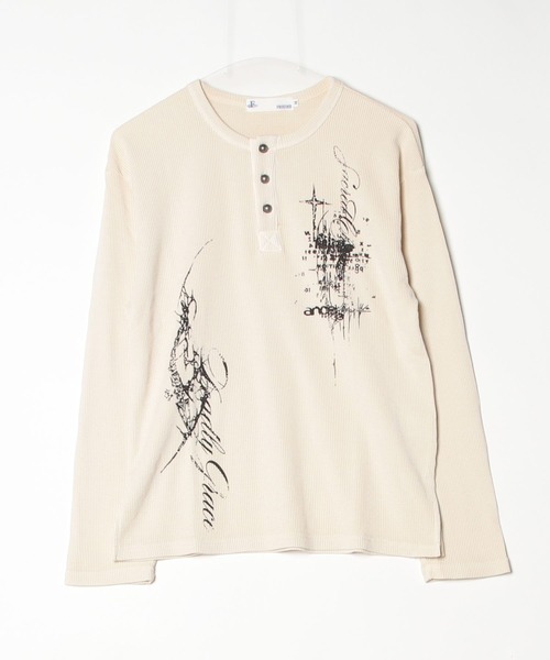 A'GEM9(エージェムナイン)の「A'GEM/9 × .kom 『FREEDEE/フリーディー』GRUNGE GRAPHIC WAFFLE HENLEY L/S TEE / グランジグラフィックワッフルヘンリー長袖Tシャツ(Tシャツ/カットソー・メンズ・チャコールグレー/レッド/アイボリー・MEDIUM)」の8枚目の写真