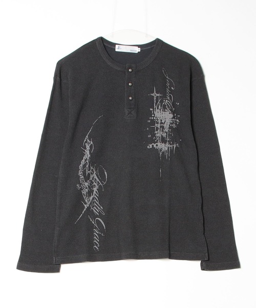 A'GEM9(エージェムナイン)の「A'GEM/9 × .kom 『FREEDEE/フリーディー』GRUNGE GRAPHIC WAFFLE HENLEY L/S TEE / グランジグラフィックワッフルヘンリー長袖Tシャツ(Tシャツ/カットソー・メンズ・チャコールグレー/レッド/アイボリー・MEDIUM)」の9枚目の写真