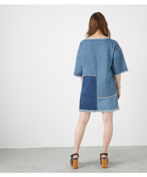 MOUSSY(マウジー)の「PATCH DENIM OP(ワンピース・レディース・ブルー・FREE)」の4枚目の写真