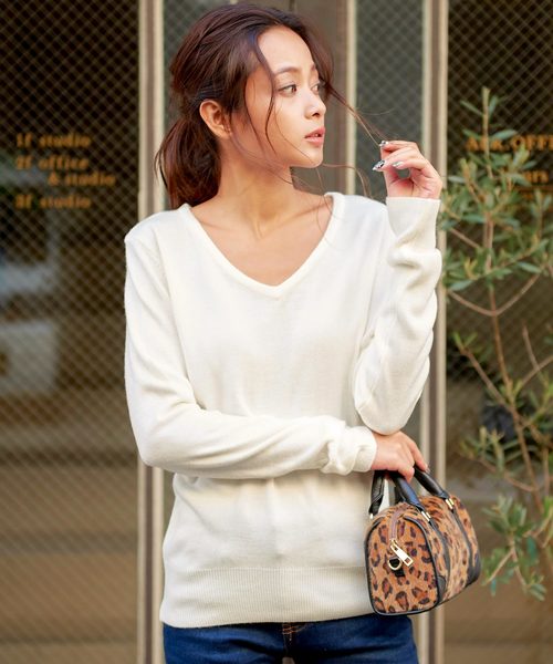 KOBE LETTUCE（コウベレタス）の「おうちで洗えるカシミアタッチニットトップス（ニット/セーター・レディース・ブラウン/モスグリーン/ダークブルー/バーガンディー/ダークグレー/グリーン系その他/ピンク系その他/ブルー系その他/グレー系その他/レッド系その他/テラコッタ/ロイヤルブルー/ブルー系その他3/グレー/ダークネイビー/ピンク系その他3/レッド系その他2/アイボリー/ダークカーキ/ブルー系その他2/ピンク系その他5/イエロー/グレー系その他2/レッド/ブラウン系その他/ホワイト系その他2/ピンク系その他4/ブルー系その他4/キャメル/ワイン/ブラック/マスタード/イエロー系その他/グレイッシュベージュ/ブルー系その他5/ホワイト系その他/ピンクベージュ/チャコール/ピンク系その他2・FREE）」の3枚目の写真