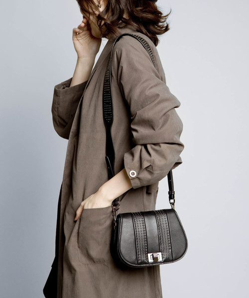 PLAIN CLOTHING（プレーンクロージング）の「フロントラインショルダーバッグ【PLAIN CLOTHING】（ショルダーバッグ・レディース・ブラック/ワイン/グリーン/グレー・FREE）」の2枚目の写真