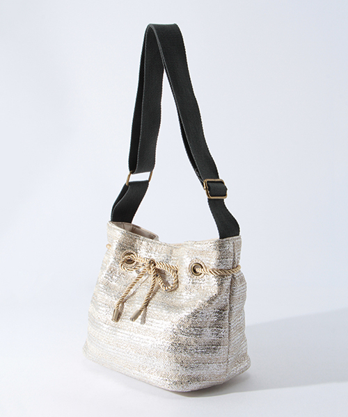 LBC（エルビーシー）の「雑材ショルダーバック（ショルダーバッグ・レディース・ベージュ/シルバー・ONE SIZE）」の3枚目の写真