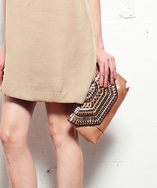 BEAUTY&YOUTH UNITED ARROWS(ビューティーアンドユースユナイテッドアローズ)の「BY メタルプレート フラップチェーンバッグ ◆(クラッチバッグ・レディース・ブラック/ベージュ・フリー)」の1枚目の写真