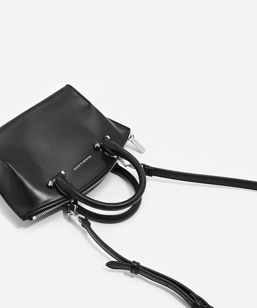 CHARLES & KEITH(チャールズ & キース)の「カーブジップハンドバッグ / CURVED ZIP HANDBAG(ハンドバッグ・レディース・プラム/レンガ/ブラック・S)」の5枚目の写真