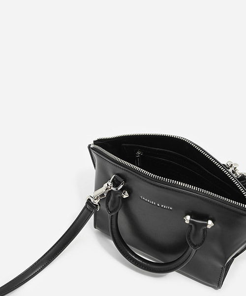 CHARLES & KEITH(チャールズ & キース)の「カーブジップハンドバッグ / CURVED ZIP HANDBAG(ハンドバッグ・レディース・プラム/レンガ/ブラック・S)」の6枚目の写真