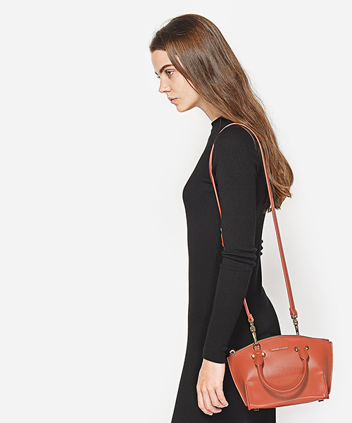 CHARLES & KEITH(チャールズ & キース)の「カーブジップハンドバッグ / CURVED ZIP HANDBAG(ハンドバッグ・レディース・プラム/レンガ/ブラック・S)」の17枚目の写真