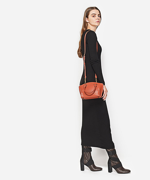 CHARLES & KEITH(チャールズ & キース)の「カーブジップハンドバッグ / CURVED ZIP HANDBAG(ハンドバッグ・レディース・プラム/レンガ/ブラック・S)」の18枚目の写真