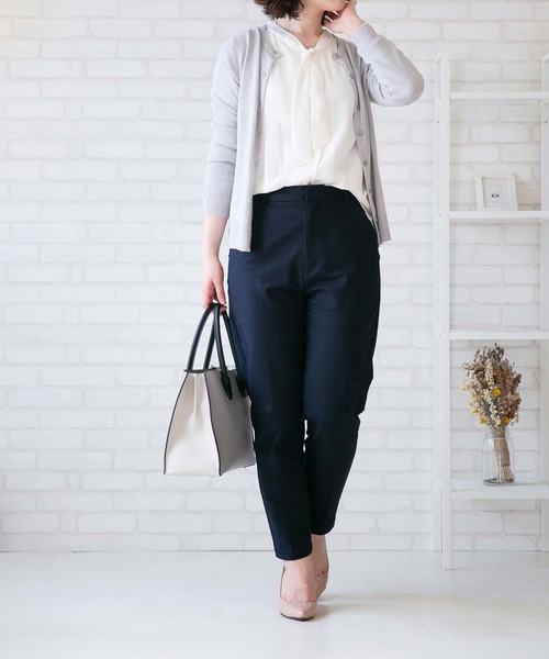 menue（メヌエ）の「ポインテッドトゥ 美脚魅せ 8cmヒールパンプス（パンプス・レディース・アイボリー/ピンクベージュ/グレイッシュベージュ/ブラック/スモークピンク/ベージュ系その他/ブラック系その他/ホワイト/グリーン系その他/レッド系その他/ライトグレー/ネイビー/ブラウン系その他・21.5cm/25.5cm/22.5cm/23.5cm/22.0cm/23.0cm/24.5cm/25.0cm/26.0cm/26.5cm/24.0cm/27.0cm/21.0cm）」の18枚目の写真