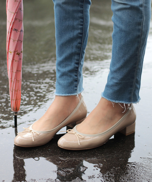 Carlie e felice（カーリーエフェリーチェ）の「【晴雨兼用】ラウンドトゥレインパンプス【Carlie e felice/カーリーエフェリーチェ】（パンプス・レディース・ブラック/レッド/ブラウン系その他/ゴールド/シルバー/グレイッシュブルー・22.5cm/23.5cm/24.5cm/23.0cm/24.0cm/22.0cm/25.0cm）」の3枚目の写真