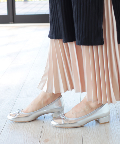 Carlie e felice（カーリーエフェリーチェ）の「【晴雨兼用】ラウンドトゥレインパンプス【Carlie e felice/カーリーエフェリーチェ】（パンプス・レディース・ブラック/レッド/ブラウン系その他/ゴールド/シルバー/グレイッシュブルー・22.5cm/23.5cm/24.5cm/23.0cm/24.0cm/22.0cm/25.0cm）」の5枚目の写真