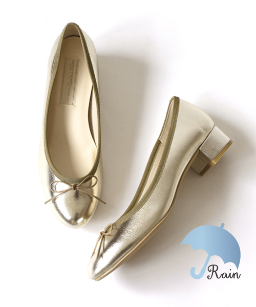 Carlie e felice（カーリーエフェリーチェ）の「【晴雨兼用】ラウンドトゥレインパンプス【Carlie e felice/カーリーエフェリーチェ】（パンプス・レディース・ブラック/レッド/ブラウン系その他/ゴールド/シルバー/グレイッシュブルー・22.5cm/23.5cm/24.5cm/23.0cm/24.0cm/22.0cm/25.0cm）」の17枚目の写真