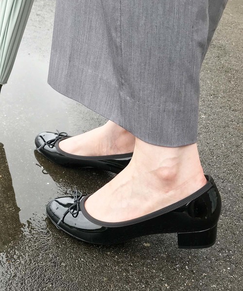 Carlie e felice（カーリーエフェリーチェ）の「【晴雨兼用】ラウンドトゥレインパンプス【Carlie e felice/カーリーエフェリーチェ】（パンプス・レディース・ブラック/レッド/ブラウン系その他/ゴールド/シルバー/グレイッシュブルー・22.5cm/23.5cm/24.5cm/23.0cm/24.0cm/22.0cm/25.0cm）」の19枚目の写真