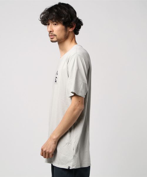 Hurley (ハーレー)の「M BNZ DAY DREAM TEE SS / バックプリントTシャツ / ユニセックス(Tシャツ/カットソー・メンズ・グレー/ピンク・SMALL/MEDIUM/LARGE)」の3枚目の写真