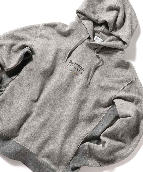 MEN'S BIGI（メンズビギ）の「【Rambling RECORDS×MEN'S BIGI】ロゴプリントパーカー（パーカー・メンズ・ホワイト/ブラック/グレー・S/M/L）」の3枚目の写真