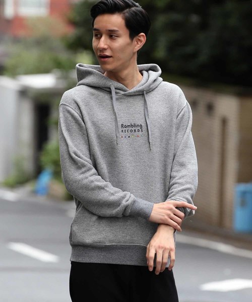 MEN'S BIGI（メンズビギ）の「【Rambling RECORDS×MEN'S BIGI】ロゴプリントパーカー（パーカー・メンズ・ホワイト/ブラック/グレー・S/M/L）」の6枚目の写真