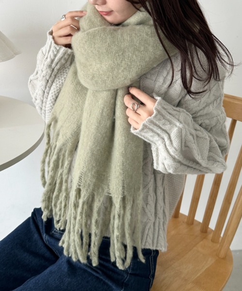 CLEA(クレア)の「ボリュームフリンジマフラー(マフラー・レディース・ブラック/ベージュ/ブラウン/アイボリー/ミント/サックスブルー/ピンク/ホワイト/オリーブ/チャコールグレー/ライトグレー/テラコッタ/ブルー/ピンクベージュ/レッド/マスタード/ラベンダー/カーキ/グレー/ライトブルー/グリーン/モカ/ダークブルー/ネイビー/ダークグリーン/ライトピンク/ワインレッド・FREE)」の12枚目の写真