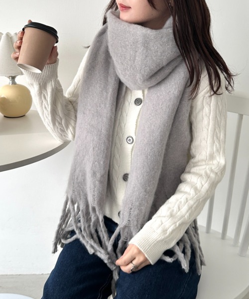 CLEA(クレア)の「ボリュームフリンジマフラー(マフラー・レディース・ブラック/ベージュ/ブラウン/アイボリー/ミント/サックスブルー/ピンク/ホワイト/オリーブ/チャコールグレー/ライトグレー/テラコッタ/ブルー/ピンクベージュ/レッド/マスタード/ラベンダー/カーキ/グレー/ライトブルー/グリーン/モカ/ダークブルー/ネイビー/ダークグリーン/ライトピンク/ワインレッド・FREE)」の5枚目の写真