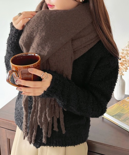 CLEA(クレア)の「ボリュームフリンジマフラー(マフラー・レディース・ブラック/ベージュ/ブラウン/アイボリー/ミント/サックスブルー/ピンク/ホワイト/オリーブ/チャコールグレー/ライトグレー/テラコッタ/ブルー/ピンクベージュ/レッド/マスタード/ラベンダー/カーキ/グレー/ライトブルー/グリーン/モカ/ダークブルー/ネイビー/ダークグリーン/ライトピンク/ワインレッド・FREE)」の8枚目の写真