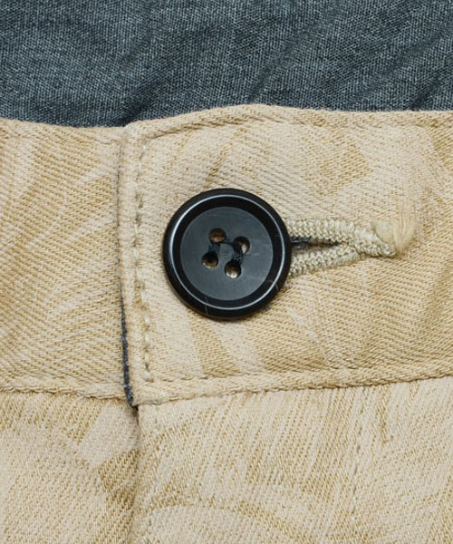 KATHARINE HAMNETT LONDON （キャサリンハムネットロンドン）の「BOTANICAL GARDEN PRINT / プリントパンツ（スラックス・メンズ・ホワイト/ブラック/ベージュ・SMALL/MEDIUM/AL/LARGE）」の12枚目の写真