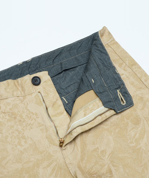 KATHARINE HAMNETT LONDON （キャサリンハムネットロンドン）の「BOTANICAL GARDEN PRINT / プリントパンツ（スラックス・メンズ・ホワイト/ブラック/ベージュ・SMALL/MEDIUM/AL/LARGE）」の6枚目の写真