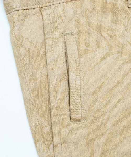 KATHARINE HAMNETT LONDON （キャサリンハムネットロンドン）の「BOTANICAL GARDEN PRINT / プリントパンツ（スラックス・メンズ・ホワイト/ブラック/ベージュ・SMALL/MEDIUM/AL/LARGE）」の8枚目の写真