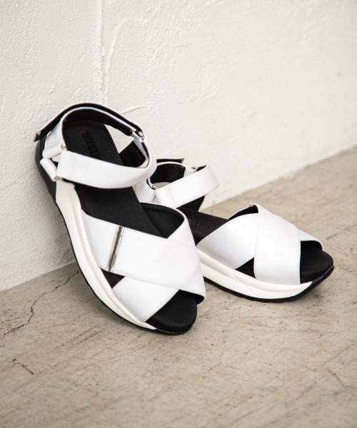 PAGEBOY（ページボーイ）の「クロスダイバーサンダル（サンダル・レディース・ブラック/ダークブラウン/オフホワイト・MEDIUM/SMALL/LARGE）」の2枚目の写真
