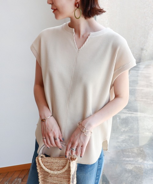 andme(アンドミー)の「ワッフルフレンチスリーブキーネックTシャツ(Tシャツ/カットソー・レディース・チャコールグレー/アイボリー/グレー系その他/ブラック/ベージュ・M)」の2枚目の写真