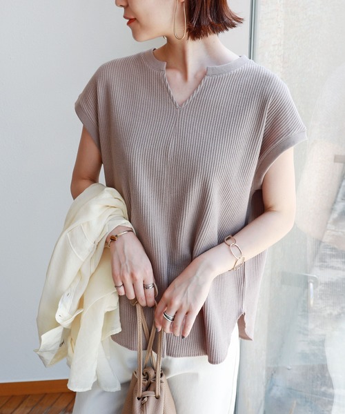 andme(アンドミー)の「ワッフルフレンチスリーブキーネックTシャツ(Tシャツ/カットソー・レディース・チャコールグレー/アイボリー/グレー系その他/ブラック/ベージュ・M)」の5枚目の写真
