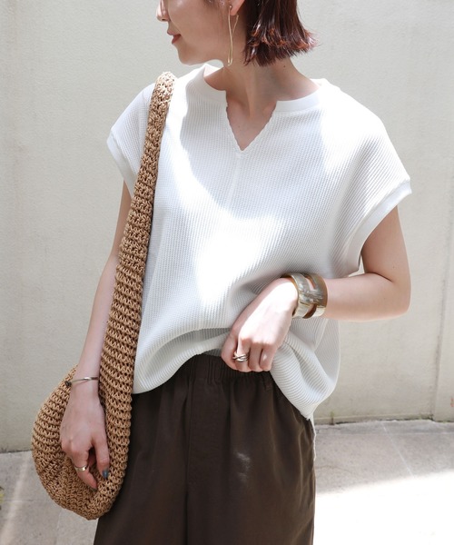 andme(アンドミー)の「ワッフルフレンチスリーブキーネックTシャツ(Tシャツ/カットソー・レディース・チャコールグレー/アイボリー/グレー系その他/ブラック/ベージュ・M)」の1枚目の写真
