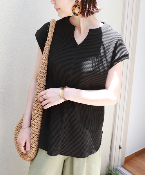 andme(アンドミー)の「ワッフルフレンチスリーブキーネックTシャツ(Tシャツ/カットソー・レディース・チャコールグレー/アイボリー/グレー系その他/ブラック/ベージュ・M)」の3枚目の写真