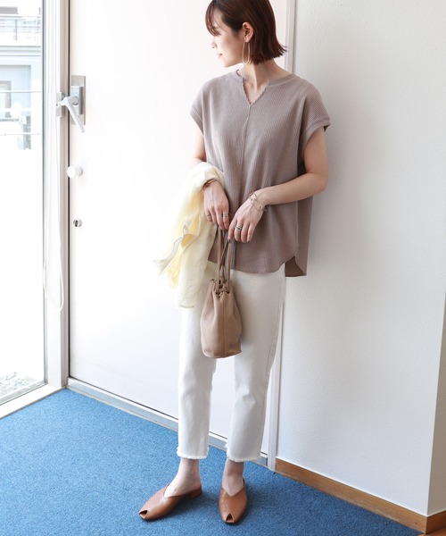 andme(アンドミー)の「ワッフルフレンチスリーブキーネックTシャツ(Tシャツ/カットソー・レディース・チャコールグレー/アイボリー/グレー系その他/ブラック/ベージュ・M)」の6枚目の写真