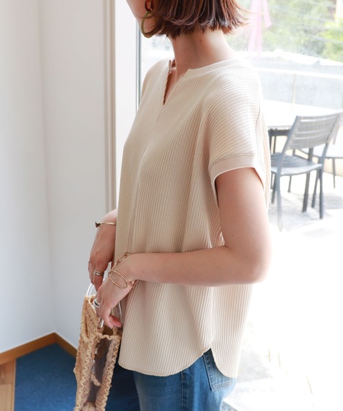 andme(アンドミー)の「ワッフルフレンチスリーブキーネックTシャツ(Tシャツ/カットソー・レディース・チャコールグレー/アイボリー/グレー系その他/ブラック/ベージュ・M)」の9枚目の写真