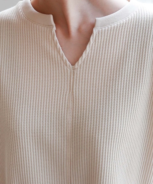 andme(アンドミー)の「ワッフルフレンチスリーブキーネックTシャツ(Tシャツ/カットソー・レディース・チャコールグレー/アイボリー/グレー系その他/ブラック/ベージュ・M)」の14枚目の写真