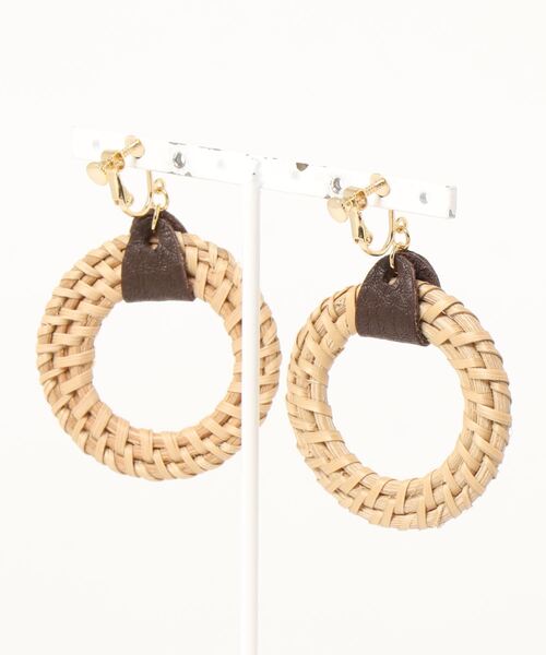 Lugnoncure（ルノンキュール）の「雑材リングイヤリング（イヤリング・レディース・ベージュ・ﾌﾘ-）」の2枚目の写真