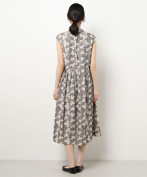 Lene(レネ)の「三つ葉の足跡刺しゅう シャツワンピース(ワンピース・レディース・ベージュ/ネイビー・FREE)」の4枚目の写真