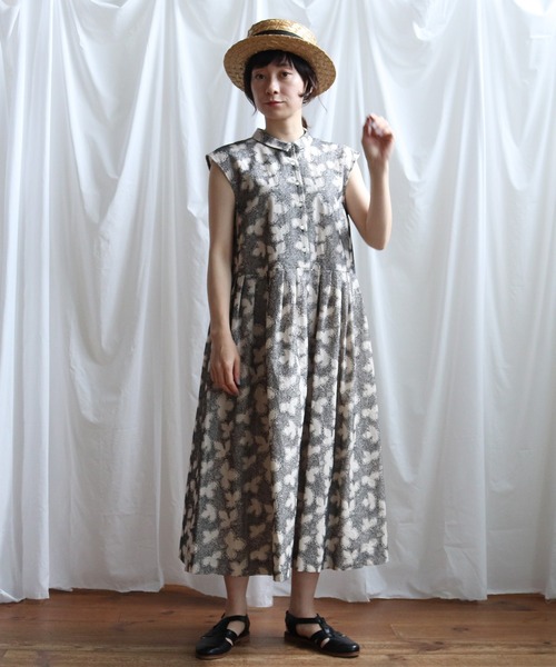 Lene（レネ）の「三つ葉の足跡刺しゅう シャツワンピース