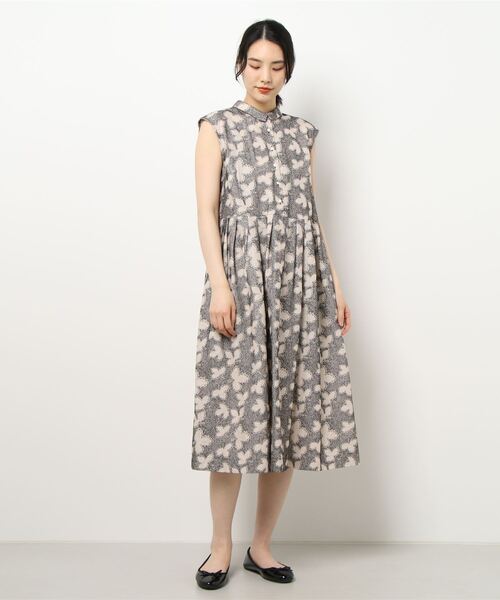 Lene(レネ)の「三つ葉の足跡刺しゅう シャツワンピース(ワンピース・レディース・ベージュ/ネイビー・FREE)」の18枚目の写真