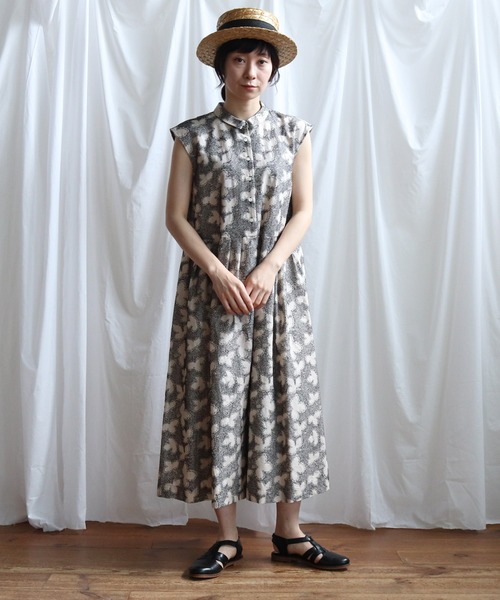 Lene(レネ)の「三つ葉の足跡刺しゅう シャツワンピース(ワンピース・レディース・ベージュ/ネイビー・FREE)」の7枚目の写真