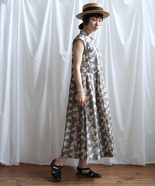 Lene(レネ)の「三つ葉の足跡刺しゅう シャツワンピース(ワンピース・レディース・ベージュ/ネイビー・FREE)」の8枚目の写真